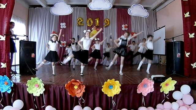 Подарок малышей СШ№2 г Снежное выпускникам 2019год смотреть онлайн