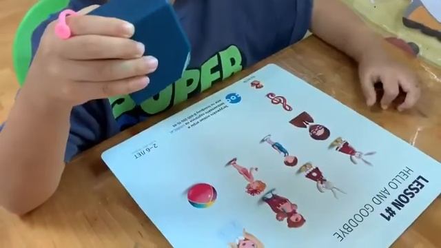 Coobic: Card from English course helps a girl from Chinese school to learn new words смотреть онлайн