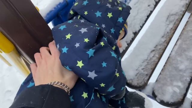 Зимняя прогулка с Лиамом на детской площадке | Лиам на прогулке смотреть онлайн
