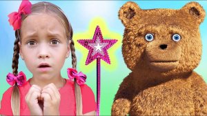 София играет на Детской площадке и потеряла свою Любимую Игрушку