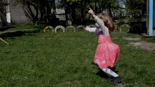 Лапусики - дети танцуют видео Дети любят рисовать и маленькие дети танцуют смотреть онлайн