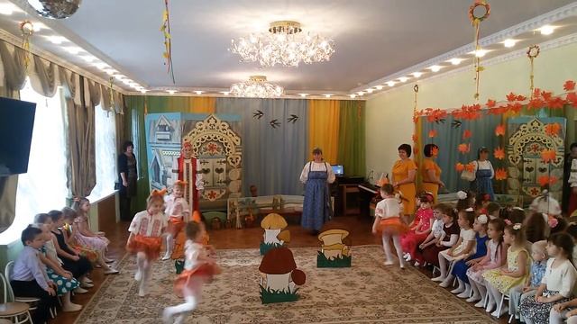 ТАНЕЦ БЕЛОЧЕК на ОСЕННЕМ УТРЕННИКЕ. 25.10.2017 смотреть онлайн