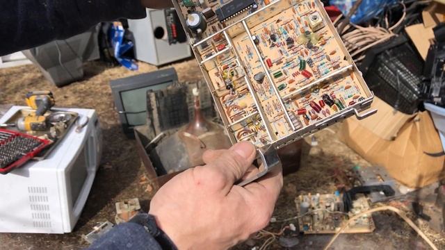 Scrapping down old CRT TVs for Copper and Aluminum смотреть онлайн