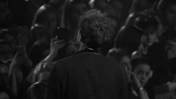 Александр Петров читает стихотворение