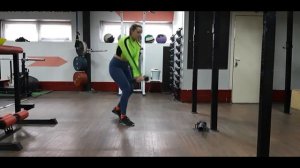 «Дровосек» с гантелью