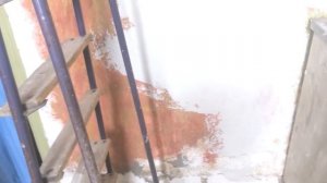 Как штукатурить стены  на старую краску.