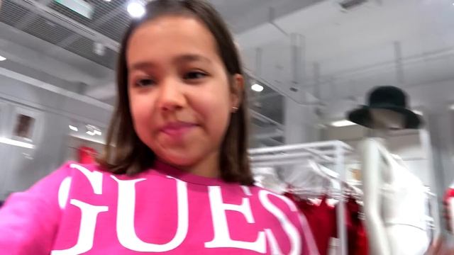 Ходим по Магазинам и САМИ покупаем ПОДАРКИ ДЛЯ РОДИТЕЛЕЙ! Видео АНЮТКА-МАЛЮТКА смотреть онлайн