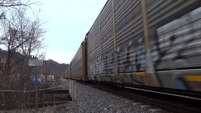An EMD SD70MAC on a CSX Autorack in Coraopolis, PA смотреть онлайн