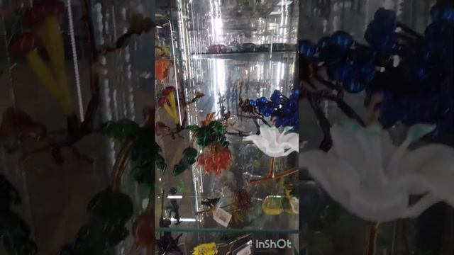 Студия художественного стекла, стеклодувы демонстрируют процесс изготовления изделий в печи. смотреть онлайн