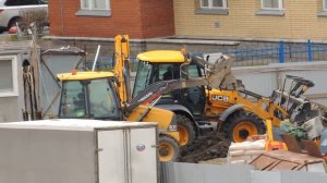 Экскаватор погрузчик грузит Самосвал видео