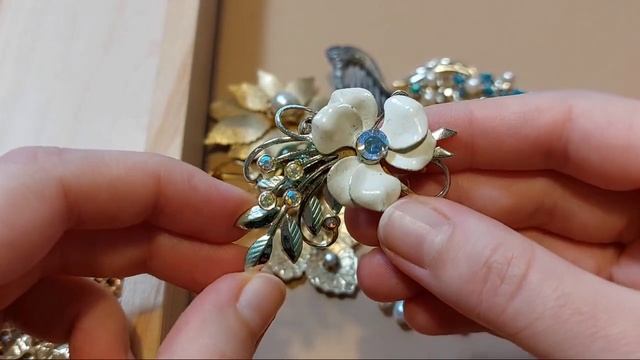 Финал распаковки лота с ломом! Удивительные винтажные броши! Lisner, KTF или Trifari.