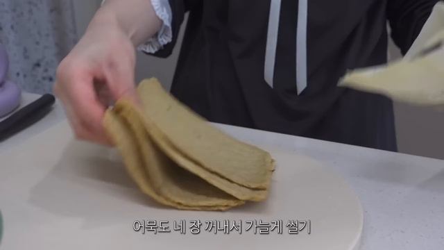 ENG) vlog 자취 브이로그, 얼큰하게 새우 짬뽕 끓이고 라이스페이퍼 탕수육 만들어 먹는 집밥 먹방 일상ㅣ감자채전, 양배추어묵볶음, 장조림, 배추된장국, 말차라떼, 가족외식 смотреть онлайн