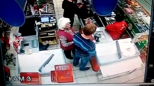 В Сызрани парень просто так вырубил пенсионерку смотреть онлайн
