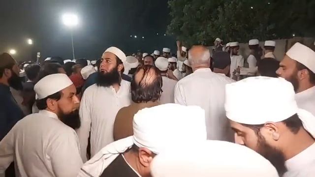 Bete Asim Jamil Ki Namaz e Janaza - Molana Tariq Jamil Ka Janaza Se Pehle Jazbati Bayan смотреть онлайн