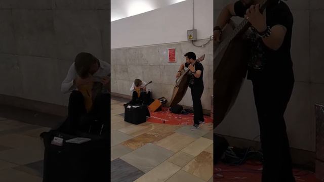 Improvisation on bass balalaika in Moscow Metro (Smoke on the water cover) смотреть онлайн