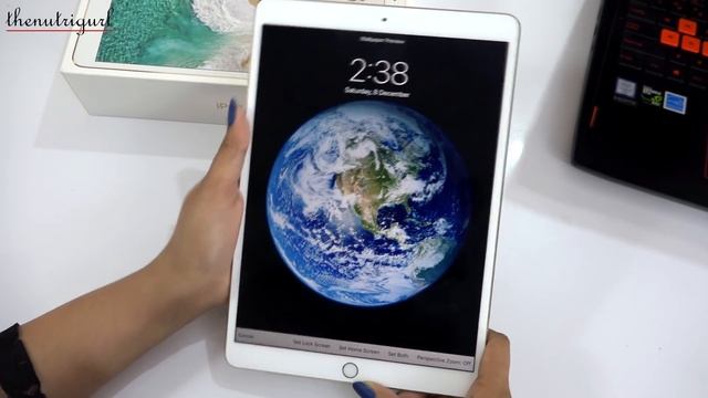 iPad Pro (10.5'') - Unboxing & Overview In Hindi(INDIAN RETAIL UNIT) смотреть онлайн