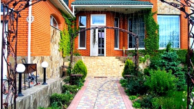 Красивая дорожка к дому с коваными арками цветник палисадник цветы возле дома на клумбе смотреть онлайн