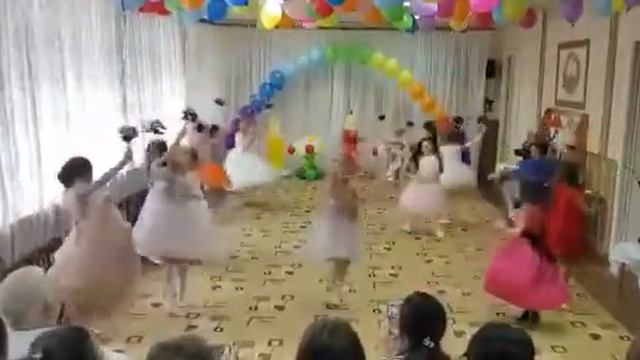 Вход, Танец «Мой ласковый и нежный» на выпускной в детском саду. Вальс смотреть онлайн
