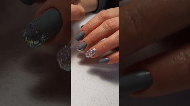 Серый маникюр с блёстками Фея смотреть онлайн