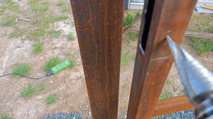 Установка замка в калитку.