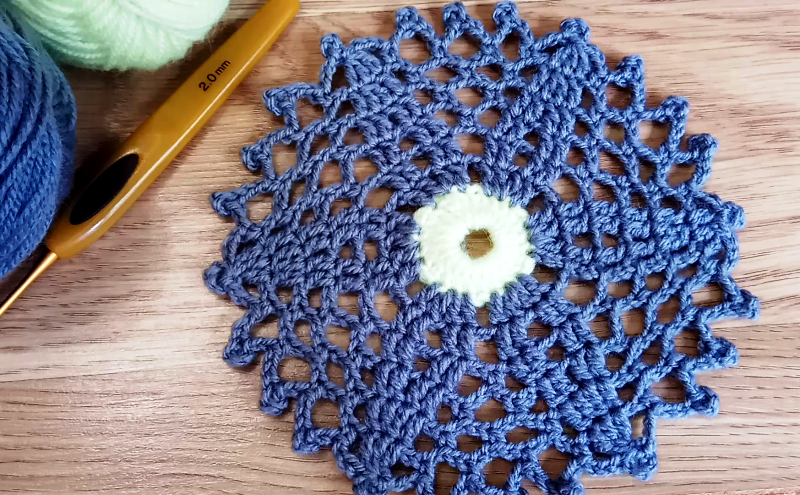 Вяжем простую круглую САЛФЕТКУ крючком в виде цветка смотреть онлайн