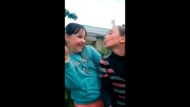 КАК ЦЕЛУЮТСЯ ПОДРУЖКИ смотреть онлайн