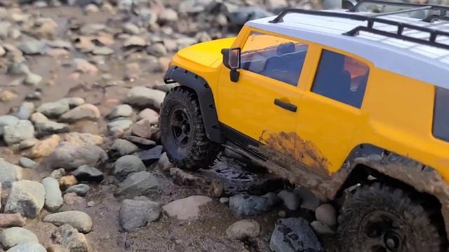 FMS 1/18 Toyota FJ Cruiser Muddy Trail Run смотреть онлайн