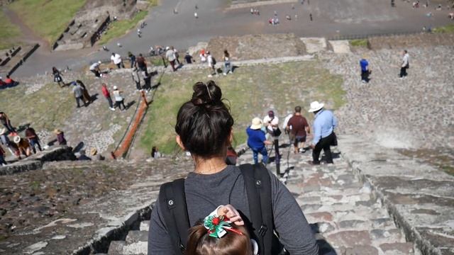Landyn Climbs The Pyramid of the Sun in Teotihuacan, Mexico! // Mexico Travel Vlog смотреть онлайн