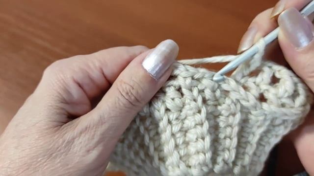 Шапочка, оригинальным узором, крючком. Шапочка для начинающих. смотреть онлайн