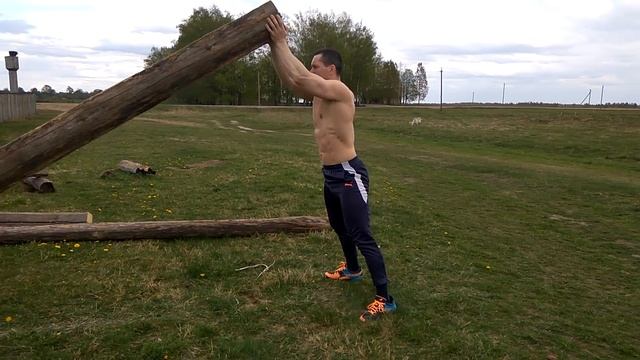 Качок шокировал жителей деревни! Силовой воркаут с бревном смотреть онлайн