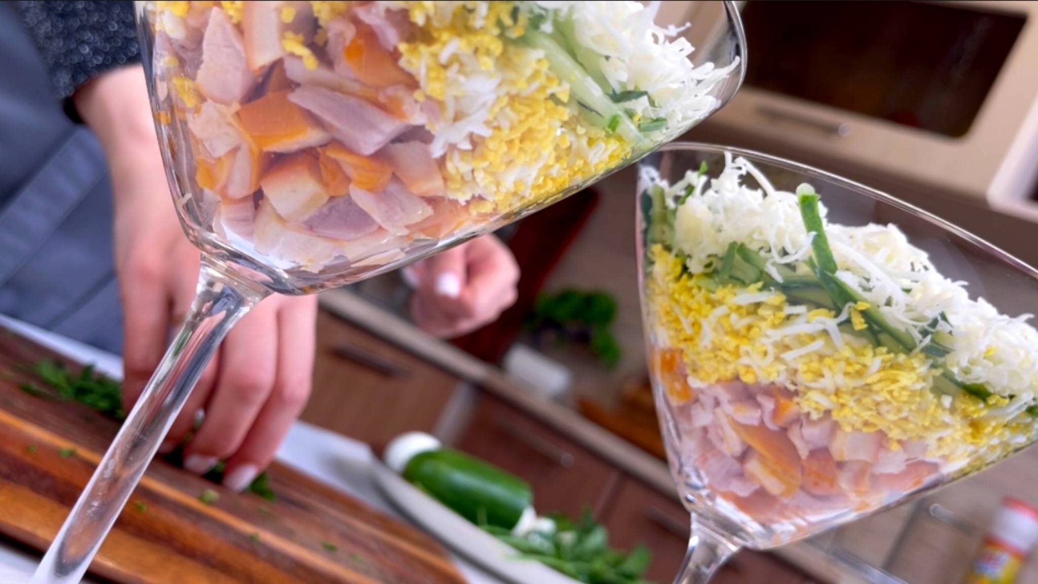 Салат "Любимчик застолья", до чего простой,но это первое к чему тянутся гости за праздничным столом смотреть онлайн