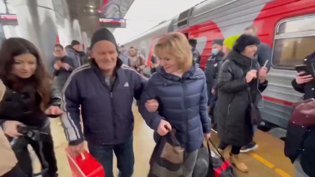 В Подмосковье прибыл первый поезд с 911 беженцами из Донецка смотреть онлайн