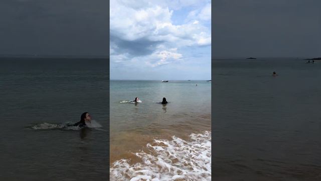 Когда долго смотришь на море, начинаешь скучать по людям, а когда долго смотришь на людей – по морю смотреть онлайн