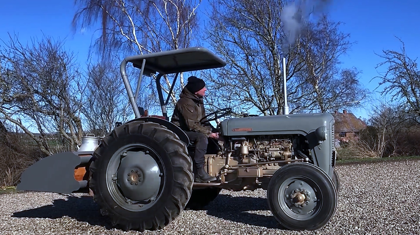 Запуск трактора 1956 года. Двигатель: 29 л.с., объем 1.7 литра смотреть онлайн