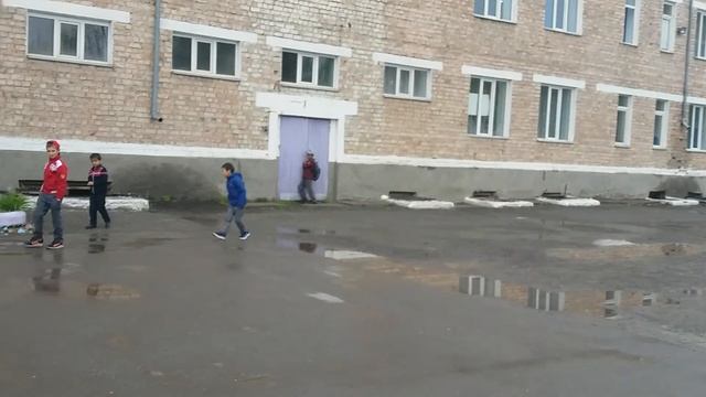 Клумбы.Цветы это всё хорошо но здание надо ремонтировать. смотреть онлайн