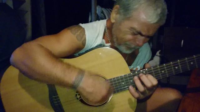 Малый Утриш лето 2019 Костя Чириди поет свою песню под гитару смотреть онлайн