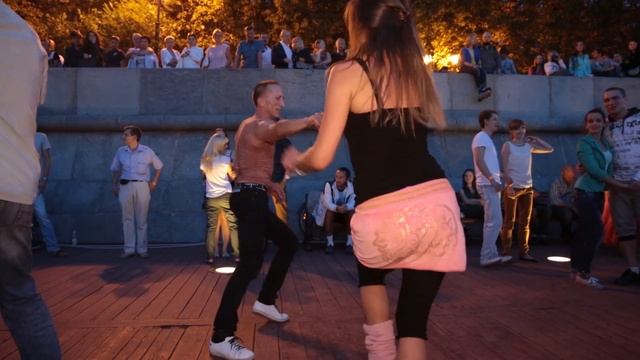 Акробатический Хастл воскресным вечером смотреть онлайн