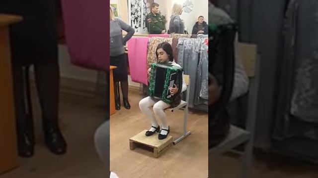 Моя внучка играет на баяне))) смотреть онлайн