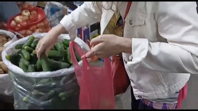 Цены на рынке просто шок! #ценыпродукты2023 #фудсити #овощи-фрукты смотреть онлайн