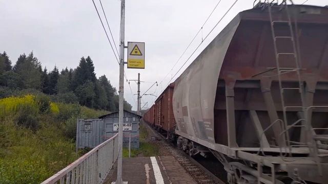 "Пустой"Электровоз ВЛ10у-061 следует с грузовым поездом через о.п.221км. смотреть онлайн