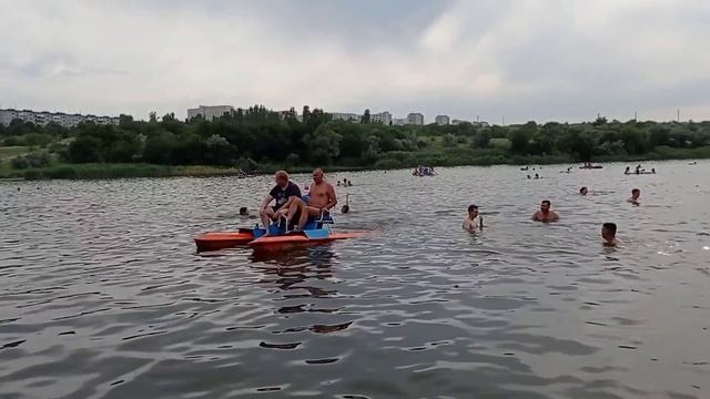 VloG: Отдыхаем на Волге. Супер пляж в Камышине. Катамаран. Купальник Насти. 27.06.21 смотреть онлайн