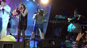 Кабаре-бэнд «Серебряная Свадьба» исполняет песню «Шалашик»