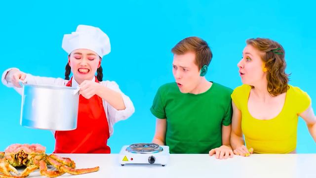 24 Часа Едим Еду Одного Цвета Челлендж | Смешные Ситуации с Едой от PaRaRa Challenge смотреть онлайн