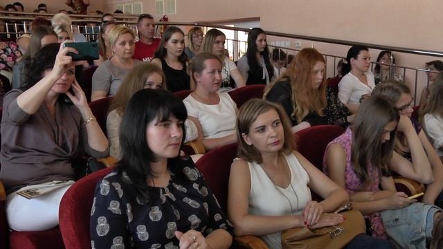 Выпускникам Пинской детской школы искусств вручили дипломы смотреть онлайн