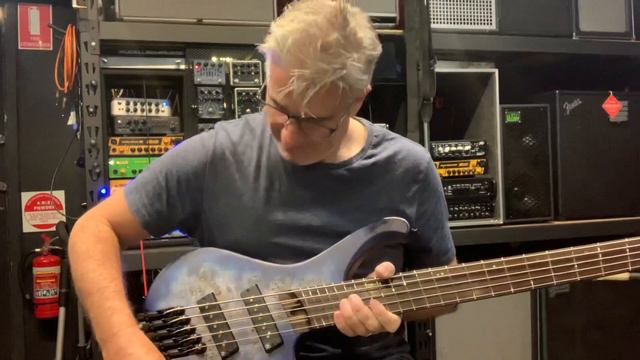 Ibanez EHB1505 spec and play through demo смотреть онлайн