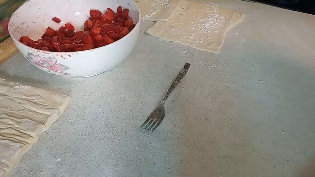 Очень вкусные слойки с клубникой !!!