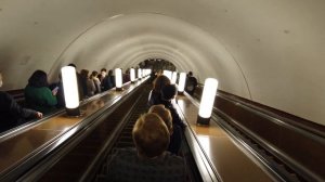 - 4K - Эскалатор в метро редко отдыхает / Metro station Kuznetsky Most. Moscow