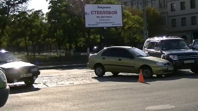 ДТП по Оборонной г. Луганск (нехватка знаков у ГАИ при оформления ДТП) смотреть онлайн