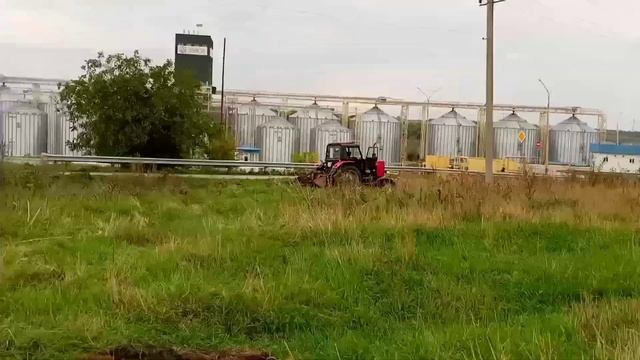 Уборка камней ковшом на навеску МТЗ-82 смотреть онлайн