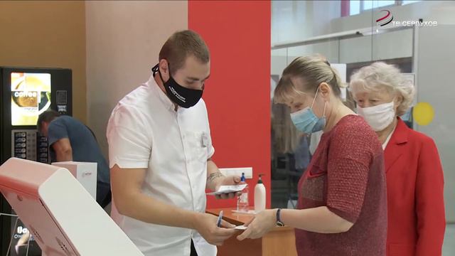 В Серпухове МФЦ принимает посетителей по предварительной записи и в порядке живой очереди смотреть онлайн